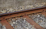 Jurabahn vor der Generalsanierung im Abschnitt Sanceboz-Sombeval – Moutier.

Die Arbed-Schiene des Typs SBB IV in Reconvilier im Durchgangsgleis 2 entspricht dem UIC-Profil 54E2 und pr�sentiert sich hier mit dem  Walzzeichen AB 71 X UIC 54E2. August 2026. 
