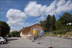 Jurabahn vor der Generalsanierung im Abschnitt Sanceboz-Sombeval – Moutier.

Bahnhof Malleray-B�villard. Un�bersehbar ist das Entstehen der Baustelle. August 2026. 