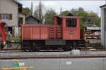 Bilder vom Bahnhofsumbau in Bonfol. Hier mit Rangiertraktor Tm IV 232 137 der Lok Service Balmer AG. April 2023.