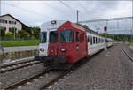 Pumpfel, das Streckenende.

Auch der Eisenbahnfreund wird ein wenig nostalgisch, wenn der NPZ mit zwei Führerständen und dem Design Schweizer Triebwagen aus den 60er Jahren auftaucht. RABe 567 171 ist noch unverändert mit den TPF-Punkten bei der CJ unterwegs. Bonfol, Mai 2024.