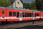 Pumpfel, das Streckenende.

Der zu NPZ RBDe 567 182 geh�rige, niederflurige Wagen im GTW-Baukastensystem von Stadler CJ B 369 ist sch�n gestaltet im Design der CJ und in einem vorbildlichen optischen Zustand. Seine NVR-Nummer lautet 50 85 20-35 553-0. Bonfol, Mai 2024.