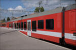 Der seltene Niederflurzwischenwagen nach dem GTW-Baukastensystem von Stadler im Zug 'L'Allaine' in Bonfol.