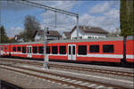 Der seltene Niederflurzwischenwagen B 50 85 20-35 553-0 der CJ nach dem GTW-Baukastensystem von Stadler im Zug 'La Vendline' in Bonfol.