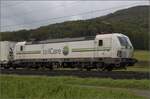 Auf der Schweizer Gäubahn. 

Rem 476 454 der Railcare ist mit dem Coopzug ostwärts unterwegs. Onsingen, Oktober 2024.