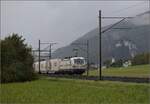 Auf der Schweizer Gäubahn. 

Rem 476 454 der Railcare ist mit dem Coopzug ostwärts unterwegs. Onsingen, Oktober 2024.