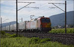 Rem 476 451 von Railcare mit einem Coopzug bei Altreu. September 2026. 