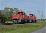 �berraschend kamen Am 841 013 und Am 841 035 der Lokpool AG aus Frauenfeld bei Altreu vorbeigefahren. Sie fuhren zur Baustelle der Jurabahn, wo sie am Abend in Reconvilier an einem Bauzug abgestellt waren. 

Die Lokpool AG hat einige Am 841 von den SBB �bernommen. Bislang sind 5 Dieselloks zu Zweikrafthybridloks Aeam 841 umgebaut. M�glicherweise sind sie noch nicht zugelassen. Denn eigentlich w�re das Umbaukonzept ideal f�r jede Bahnbaustelle und an dieser Stelle die ersten Eins�tze der Aeam 841 zu erwarten. September 2026. 