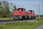 �berraschend kamen Am 841 013 und Am 841 035 der Lokpool AG aus Frauenfeld bei Altreu vorbeigefahren. Sie fuhren zur Baustelle der Jurabahn, wo sie am Abend in Reconvilier an einem Bauzug abgestellt waren. 

Die Lokpool AG hat einige Am 841 von den SBB �bernommen. Bislang sind 5 Dieselloks zu Zweikrafthybridloks Aeam 841 umgebaut. M�glicherweise sind sie noch nicht zugelassen. Denn eigentlich w�re das Umbaukonzept ideal f�r jede Bahnbaustelle und an dieser Stelle die ersten Eins�tze der Aeam 841 zu erwarten. September 2026. 