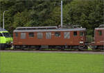 Grosses BoBo-Treffen in Balsthal: 60 Jahre Re 4/4 II in der Schweiz.

Gegenommen beginnt mit der Baureihe Ae 4/4 der BLS die Geschichte der laufachslosen Schnellzughochleistungsloks mit zwei Drehgestellen und je zwei einzeln angetriebenen Achsen. Deren Achsfolge ist Bo'Bo'. Kurzum die moderne E-Lok war mit ihr geboren. Die BLS mit ihren besonderen Anforderungen auf der Bergstrecke und flachen Zuführungen der Züge war naturgemäss der Taktgeber bei der Entwicklung. Während in den Nachbarländern noch Dampfloks zu vielen Tausenden in Betrieb gesetzt wurden, liess die Wirkung des Konzepts dieser Loks nicht lange auf sich warten und beeinflusste den Lokomotivbau weit jenseits der eidgenössischen Grenzen.

Ae 4/4 251 wurde 1944 in Betrieb genommen und erfüllte weitgehend die hohen Erwartungen, die in sie gesetzt wurden, ein Doppellok wurde für hohe Zuglasten daraus abgeleitet, insgesamt wurden 16 Einheiten gebaut, davon 6 als 3 Doppelloks und 4 Loks wurden zu Doppelloks umgebaut. Schaut man sich den heutigen Güterverkehr an, so sieht man weitgehend das gleiche Konzept, lediglich die Führerstände werden zugunsten der Flexibilität nicht mehr eingespart. Hier ist die Lok in der Äusseren Klus zu sehen. September 2024.