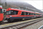 Der Steuerwagen ABt 197 der OeBB ist wegen Gleisbauarbeiten gerade in die Klus in den gleichnamigen Bahnhof ausgelagert. November 2024.