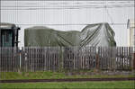 Zweite unbekannte Dampflok unter einer Plane in Balsthal. September 2026.