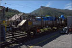 CH-MARTI 44 85 940 5 072-7 war Stationswagen in Arth-Goldau und beherbergt gerade einen Stromabnehmer und das F�hrerhausdach der davorstehenden Dampflok. Balsthal, September 2026.