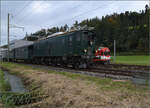 Dampftage Huttwil 2024 mit Diesel, Elektro und Dampfgiganten. Überraschung in Briseck. RBDe 566 222 beim Fototermin mit Ae 3/5 10217 und ihrem GmP. Oktober 2024.