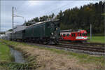 Dampftage Huttwil 2024 mit Diesel, Elektro und Dampfgiganten. berraschung in Briseck. RBDe 566 222 beim Fototermin mit Ae 3/5 10217 und ihrem GmP. Oktober 2024.