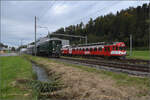 Dampftage Huttwil 2024 mit Diesel, Elektro und Dampfgiganten.

Überraschung in Briseck. RBDe 566 222 beim Fototermin mit Ae 3/5 10217 und ihrem GmP. Oktober 2024.