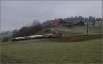 Im Stile des Orientexpress. 

Mit Re 4/4 I 10009 vorne und Re 4/4 I 10039 hinten. Griesbachmatten, November 2022.