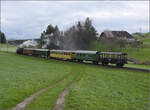 Ostermontag bei der 'Emmentalbahn'.

Eb 3/5 5810 erreicht Dürrrenroth/Breite. April 2024.