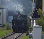 Dampftage Huttwil 2024 mit Diesel, Elektro und Dampfgiganten. 

Ed 3/4 2 der SMB und Tigerli E 3/3 8492 mssen rasch im Bahnhof Huttwil Platz machen fr den Regelverkehr und bringen sich mit den Museumszug auf die Strecke nach Sumiswald in Sicherheit. Oktober 2024.