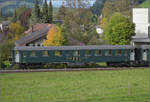 Dampftage Huttwil 2024 mit Diesel, Elektro und Dampfgiganten.

Bereitstellung der neuen edlen Wagen des DDF in Huttwil. Hierbei handelt es sich um eine Umbauserie von 1961/62 der SBB, die sich aus alten Wagen von Gotthardbahn und nachfolgend SBB zusammensetzt, einst beschafft in den Jahren 1903-1931. Beim Umbau fr den internationalen Einsatz nach RIC-Bestimmungen wurde auf Vielseitigkeit geachtet, so ist als Besonderheit die aktive Lftung mit Maschinenraum in der Mitte und Aggregaten unter dem Wagenboden zu erkennen. Die Heizung konnte wahlweise mit Dampf als auch mit elektrischer Versorgung betrieben werden. Aus diesem Grund sind die Dcher weithin sichtbar auch ohne Aufbauten. 

Im Bild ist Wagen AB4 3660, heute mit der Nummer CH-DDF 51 85 38-40 020-2 AB versehen. Oktober 2024.