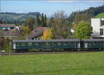 Dampftage Huttwil 2024 mit Diesel, Elektro und Dampfgiganten.

Bereitstellung der neuen edlen Wagen des DDF in Huttwil. Hierbei handelt es sich um eine Umbauserie von 1961/62 der SBB, die sich aus alten Wagen von Gotthardbahn und nachfolgend SBB zusammensetzt, einst beschafft in den Jahren 1903-1931. Beim Umbau fr den internationalen Einsatz nach RIC-Bestimmungen wurde auf Vielseitigkeit geachtet, so ist als Besonderheit die aktive Lftung mit Maschinenraum in der Mitte und Aggregaten unter dem Wagenboden zu erkennen. Die Heizung konnte wahlweise mit Dampf als auch mit elektrischer Versorgung betrieben werden. Aus diesem Grund sind die Dcher weithin sichtbar auch ohne Aufbauten. 

Im Bild ist Wagen AB4 3660, heute mit der Nummer CH-DDF 51 85 38-40 020-2 AB versehen. Oktober 2024.