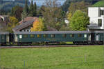 Dampftage Huttwil 2024 mit Diesel, Elektro und Dampfgiganten.

Bereitstellung der neuen edlen Wagen des DDF in Huttwil. Hierbei handelt es sich um eine Umbauserie von 1961/62 der SBB, die sich aus alten Wagen von Gotthardbahn und nachfolgend SBB zusammensetzt, einst beschafft in den Jahren 1903-1931. Beim Umbau fr den internationalen Einsatz nach RIC-Bestimmungen wurde auf Vielseitigkeit geachtet, so ist als Besonderheit die aktive Lftung mit Maschinenraum in der Mitte und Aggregaten unter dem Wagenboden zu erkennen. Die Heizung konnte wahlweise mit Dampf als auch mit elektrischer Versorgung betrieben werden. Aus diesem Grund sind die Dcher weithin sichtbar auch ohne Aufbauten. 

Im Bild ist Wagen AB4 3658, heute mit der Nummer CH-DDF 51 85 38-40 024-4 AB versehen. Oktober 2024.