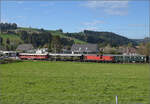 Dampftage Huttwil 2024 mit Diesel, Elektro und Dampfgiganten.

Bm 6/6 18505 der OeBB mit den hauseigenen Salonwagen bei der Gleisanlage der Landi in Huttwil. Oktober 2024.