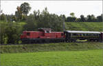 Dampftage Huttwil 2024 mit Diesel, Elektro und Dampfgiganten.

Bm 6/6 18505 der OeBB mit den hauseigenen Salonwagen beim Bahnbergang Drrenroth/Breite. Oktober 2024.