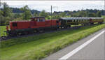 Dampftage Huttwil 2024 mit Diesel, Elektro und Dampfgiganten.

Bm 6/6 18505 der OeBB mit den hauseigenen Salonwagen beim Bahnübergang Dürrenroth/Breite. Oktober 2024.