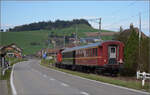 Dampftage Huttwil 2024 mit Diesel, Elektro und Dampfgiganten.

Bm 6/6 18505 der OeBB mit den hauseigenen Speisewagen WR 401 und WR 402 bei Grttmoos. Oktober 2024.