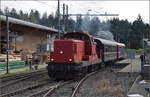 Dampftage Huttwil 2024 mit Diesel, Elektro und Dampfgiganten.

Bm 6/6 18505 ist heute in Diensten der OeBB und durfte mit den hauseigenen Salonwagen auch einen Ausflug an die Huttwiler Dampftage machen. Zunchst musste aber die Kreuzung mit der verspteten SMB Ed 3/4 2 abgewartet werden. Zur Abfahrt qualmt sie mit der versteckten SMB-Dampflok um die Wette. Affoltern-Weier, Oktober 2024.