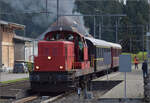 Dampftage Huttwil 2024 mit Diesel, Elektro und Dampfgiganten.

Bm 6/6 18505 ist heute in Diensten der OeBB und durfte mit den hauseigenen Salonwagen auch einen Ausflug an die Huttwiler Dampftage machen. Zunchst musste aber die Kreuzung mit der verspteten SMB Ed 3/4 2 abgewartet werden. Qualmen kann die Lok zwar selber ganz gut, aber in diesem Fall ist sie unschuldig, denn dahinter versteckt sich noch die SMB-Dampflok mit dem Gegenzug. Affoltern-Weier, Oktober 2024.