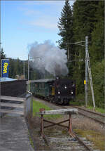 Dampftage Huttwil 2024 mit Diesel, Elektro und Dampfgiganten.

Hier kommt der Regelverkehr auf der Museumsstrecke Emmentalbahn, wie er im Kursbuch steht. Ed 3/4 2 der SMB kommt mit den beiden EBT-Wagen Bi 527 und Bi 538 in Affoltern-Weier um die Ecke. Oktober 2024.