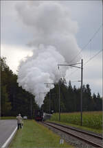 Dampftage Huttwil 2024 mit Diesel, Elektro und Dampfgiganten.

Stargast 241-A-65 mit den schweren RIC-Stahlwagen der SBB rettet sich gerade eben noch zum Scheitelpunkt vor Affoltern-Weier. Oktober 2024.