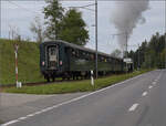 Dampftage Huttwil 2024 mit Diesel, Elektro und Dampfgiganten.

Stargast 241-A-65 mit den schweren RIC-Stahlwagen der SBB kmpft sich mhsam die Steigung hinauf.  Hier bei Tannenneuhaus soll die Geschwindigkeit nur noch 7 km/h betragen haben. Oktober 2024.