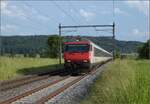 Geschobener EW IV Re 460 047 bei Bettenhausen. Juni 2023.