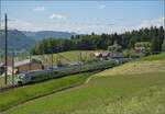 RABe 528 222 und RABe 528 205 auf dem Weg nach Bern.