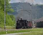 150 Jahre Emmentalbahn. 

Vor der Ausfahrt Richtung Konolfingen müssen E 3/3 853 der Jura-Simplon und Ed 3/3 3 'Langnau' der Emmentalbahn mit ihrem Sonderzug auf das richtige Gleis rangieren. Emmenmatt, Mai 2025.