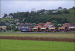 Re 6/6 11659 'Chavornay' zieht einen Kieszug an den Gemeindegrenzen Bittnau, Wikon und Zofingen vorbei.