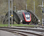 Während die Ostereier gesucht werden...

RABe 502 207 in Sihlbrugg, man beachte den minimalen Platz für Oberleitung und Stromabnehmer. März 2024.