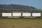 Aargauische Südbahn.

Containertragwagen 33 RIV 68 D-AAEC 4961 520-6 Sggmrss bei Hendschiken. November 2024.