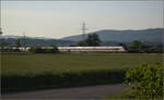 Für Abwechslung bei Hendschiken sorgt ein umgeleiteter Fernverkehrszug mit RABe 501 025 'Geneve' und RABe 501 020 'Luzern'.