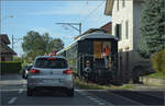 Der Museumszug mit Seetalkrokodil De 6/6 15301 und Seetalwagen hlt den gesamten Verkehr in Ballwil auf. September 2024.