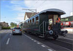 Der Museumszug mit Seetalkrokodil De 6/6 15301 und Seetalwagen hlt den gesamten Verkehr in Ballwil auf.