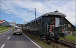 Der Museumszug mit Seetalkrokodil De 6/6 15301, Ae 3/5 10217 und Seetalwagen auf dem Weg nach Ballwil. September 2024.