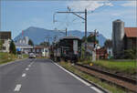 Der Museumszug mit Seetalkrokodil De 6/6 15301, Ae 3/5 10217 und Seetalwagen auf dem Weg nach Ballwil vor der Kulisse der Rigi. September 2024.