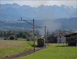 E 3/3 'Beinwyl' der Seethalbahn mit BLS A 801 und SBB F 16847 erklimmt die Rampe von Eschenbach nach Ballwil.