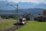 E 3/3 'Beinwyl' der Seethalbahn mit BLS A 801 und SBB F 16847 erklimmt die Rampe von Eschenbach nach Ballwil. September 2024.