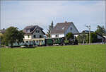 E 3/3 'Beinwyl' der Seethalbahn mit dem SBB-Gepäckwagen F 16847 und dem EW I der BLS A 801 fährt die Rampe aus Hochdorf Richtung Luzern hoch. September 2024.