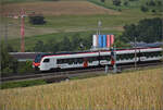 RABe 523 511, RABe 523 510 und RABe 523 509 (im Bild) oberhalb von Frick. Juli 2024.