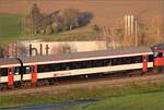 Sonnentag in Frick.

Wagen des IR nach Basel mit Schublok Re 460 086 'Ägerisee'. Im Bild der Erstklass-EW IV-Wagen A 50 85 10-95 153-8 CH-SBB im Neulack mit ersten Lackschäden. Frick, November 2024.